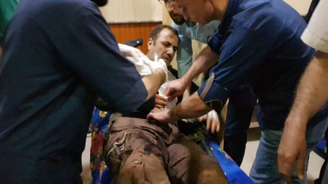 أصيب أربعة من رجال الدفاع المدني