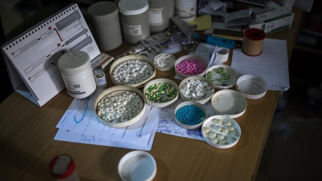 أدوية متوفّرة عشوائياً (عارف هودفردي يمن/ الأناضول)