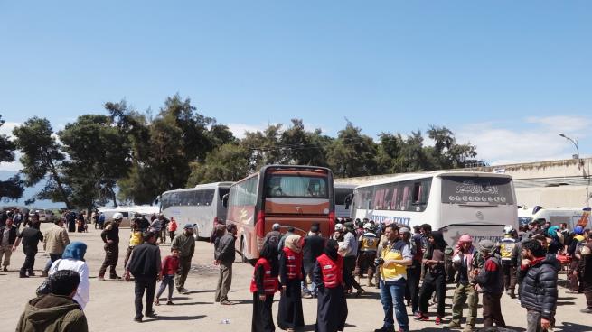 خيار التهجيرٍ أو البقاء تحت رحمة النظام (Getty)