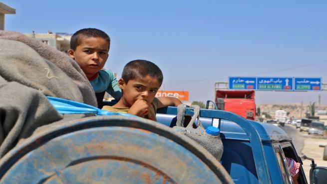 عشرات العائلات نزحت من إدلب أمس (عارف وتد/فرانس برس)عشرات العائلات نزحت من إدلب أمس (عارف وتد/فرانس برس)