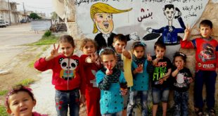 أطفال في مدينة بنش أمام رسم للسخرية من ضربة ترامب