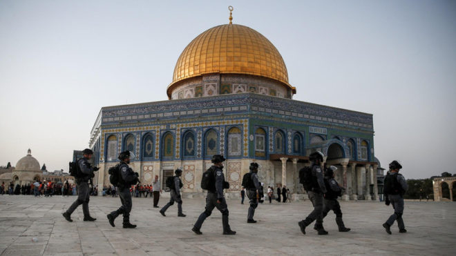 أفراد قوات الأمن الإسرائيلية يمشون في مسيرة الأقصى في البلدة القديمة من القدس في 27 تموز 2017. (أ ف ب)