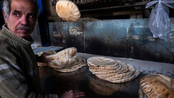 رفع غير معلن لسعر الخبز عبر تقليص عدد الأرغفة