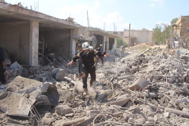 طيران النظام يدمر المنازل في خان شيخون - الدفاع المدني (1)