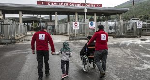 مايا ووالدها يعودان إلى سوريا - الاناضول