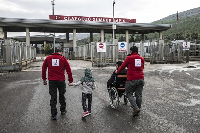 مايا ووالدها يعودان إلى سوريا - الاناضول