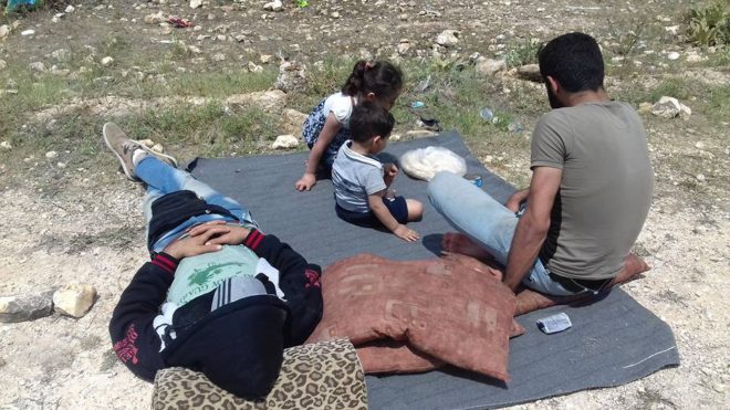 مهجرون عند معبر أبو الزندين - ناشطون