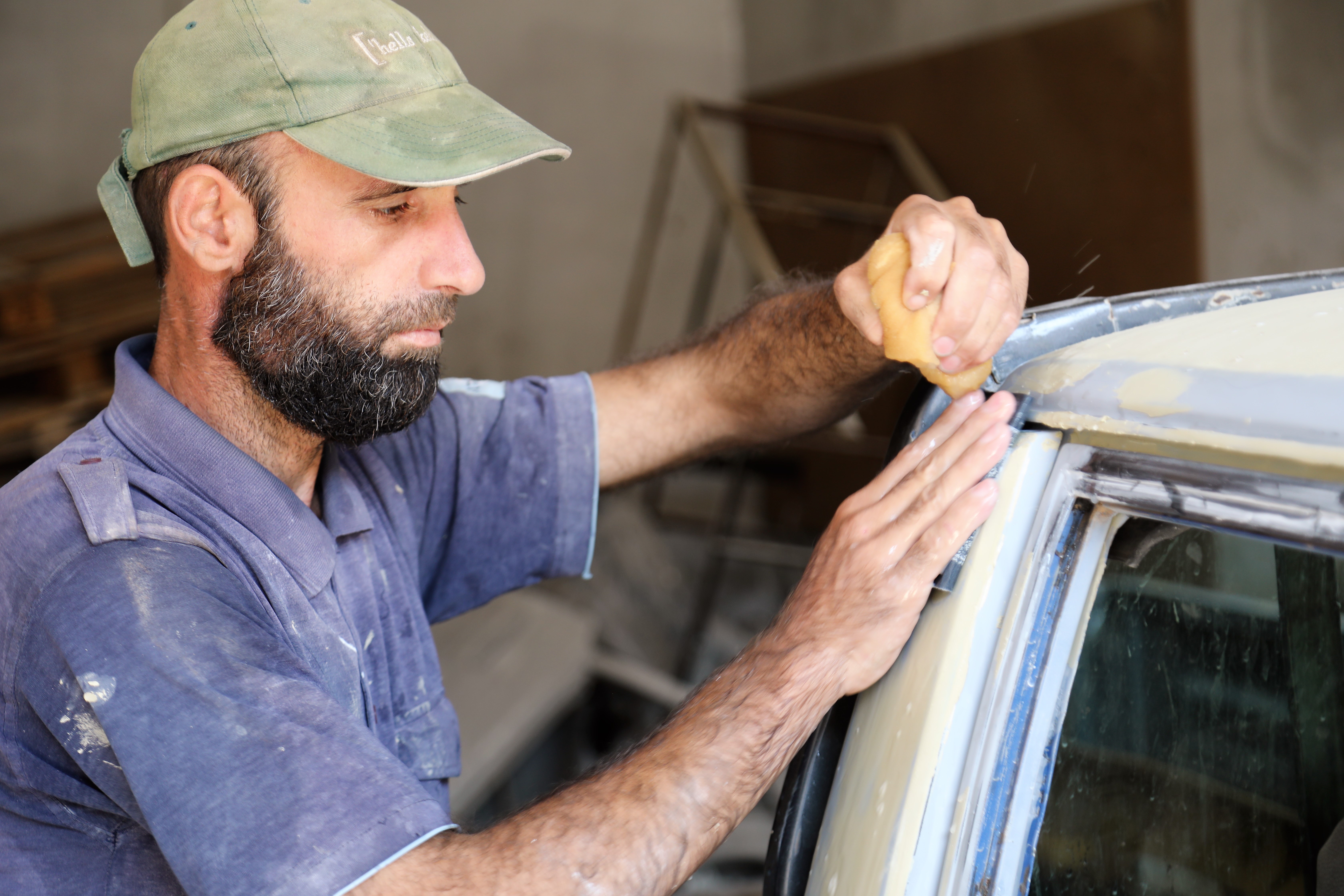 يعمل من الصباح حتى المساء