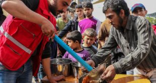 الهلال الأحمر يوزع الطعام في مركز للإيواء بعدرا